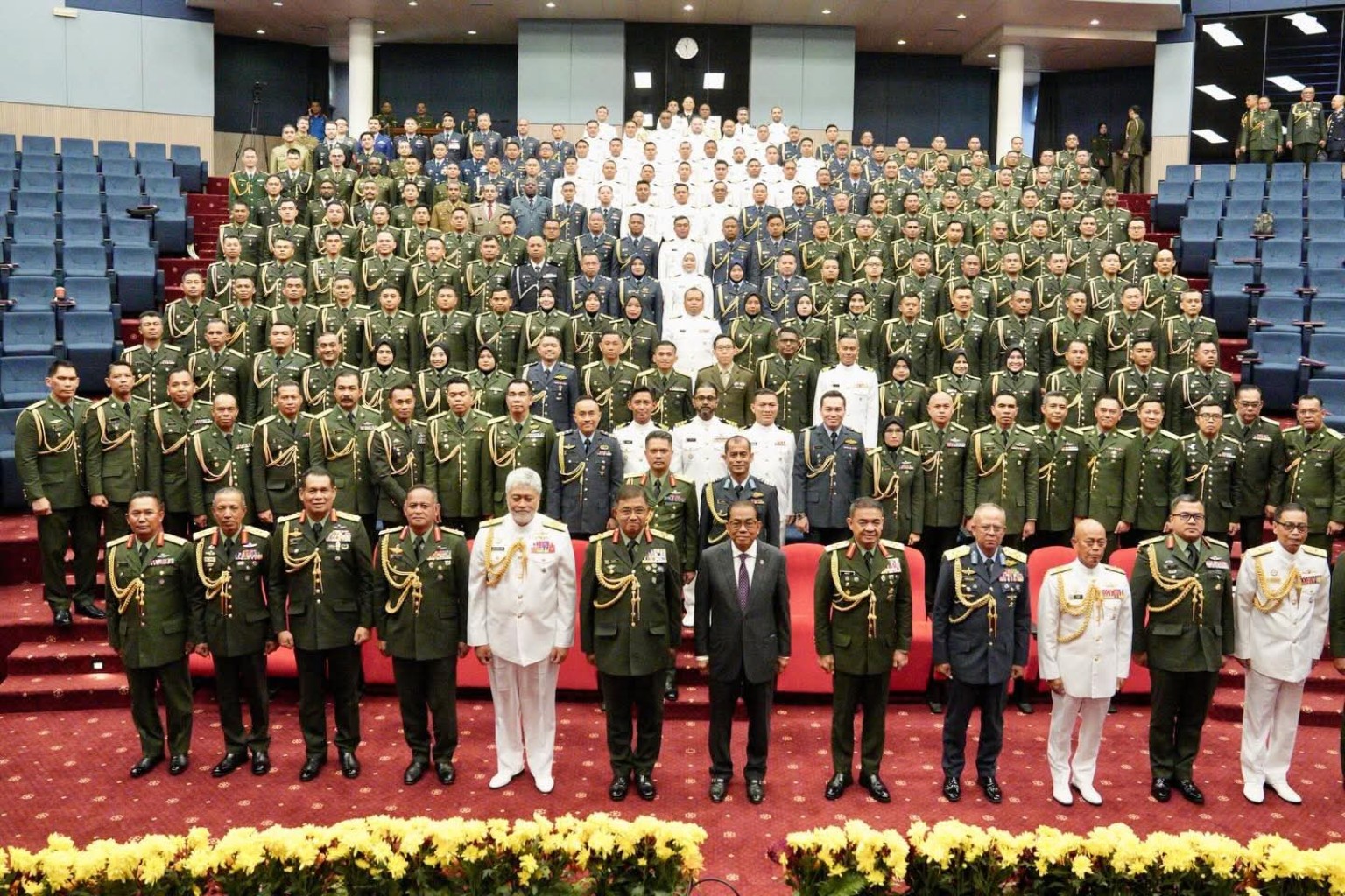 Foto kumpulan pegawai dalam majlis graduasi di MPAT