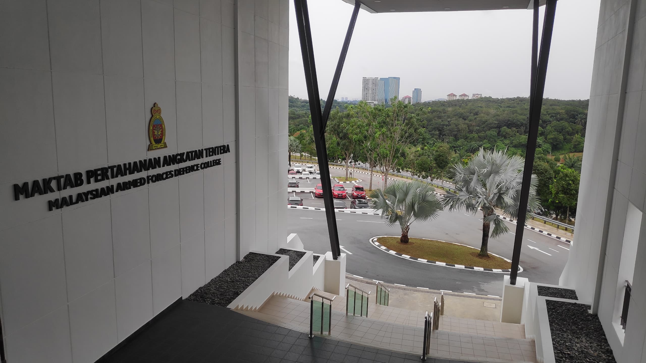 Pintu masuk bangunan MPAT dilihat dari arah tangga atas, dengan papan nama maktab